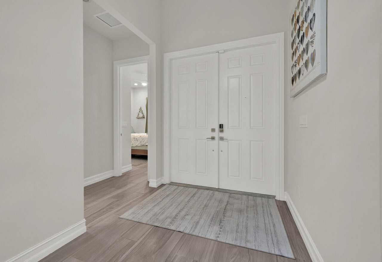138 Se Palma St - Photo 3 of 49