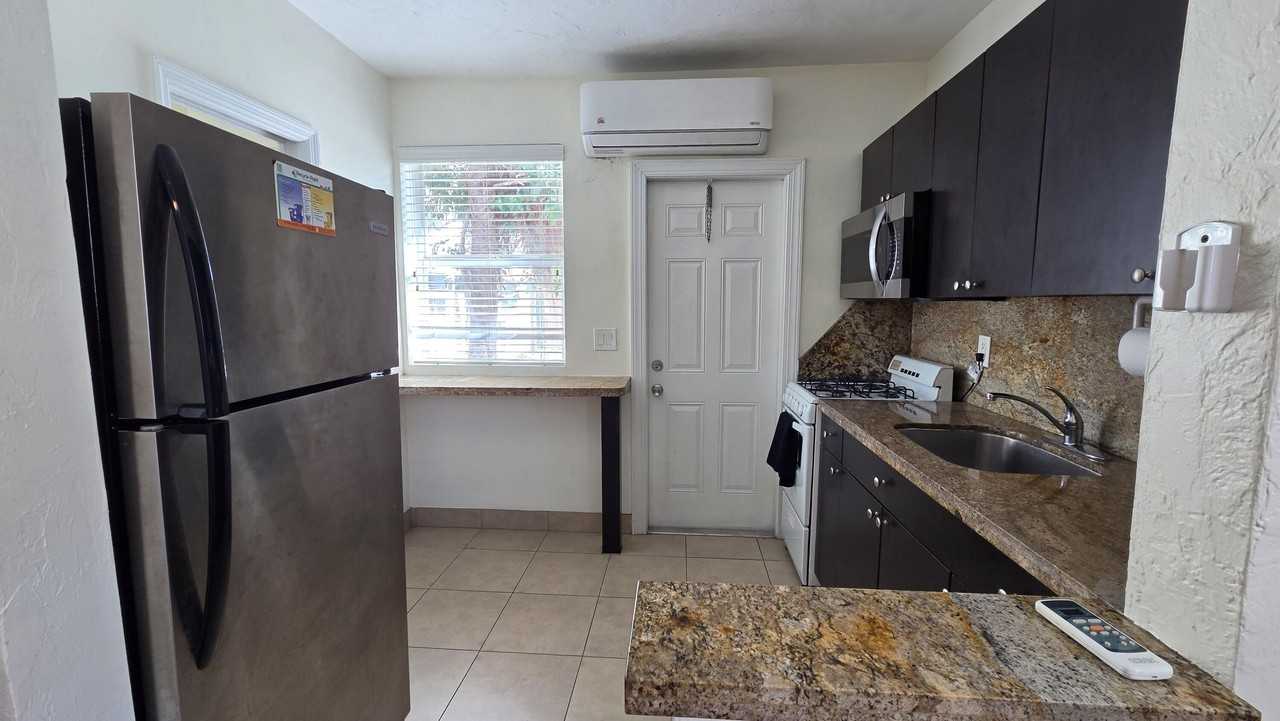 1601 S Federal Hwy #7 - Photo 4 of 11