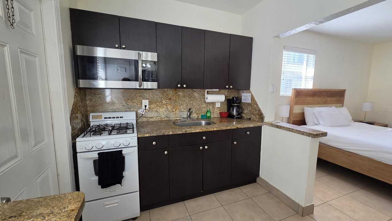 1601 S Federal Hwy #7 - Photo 5 of 11
