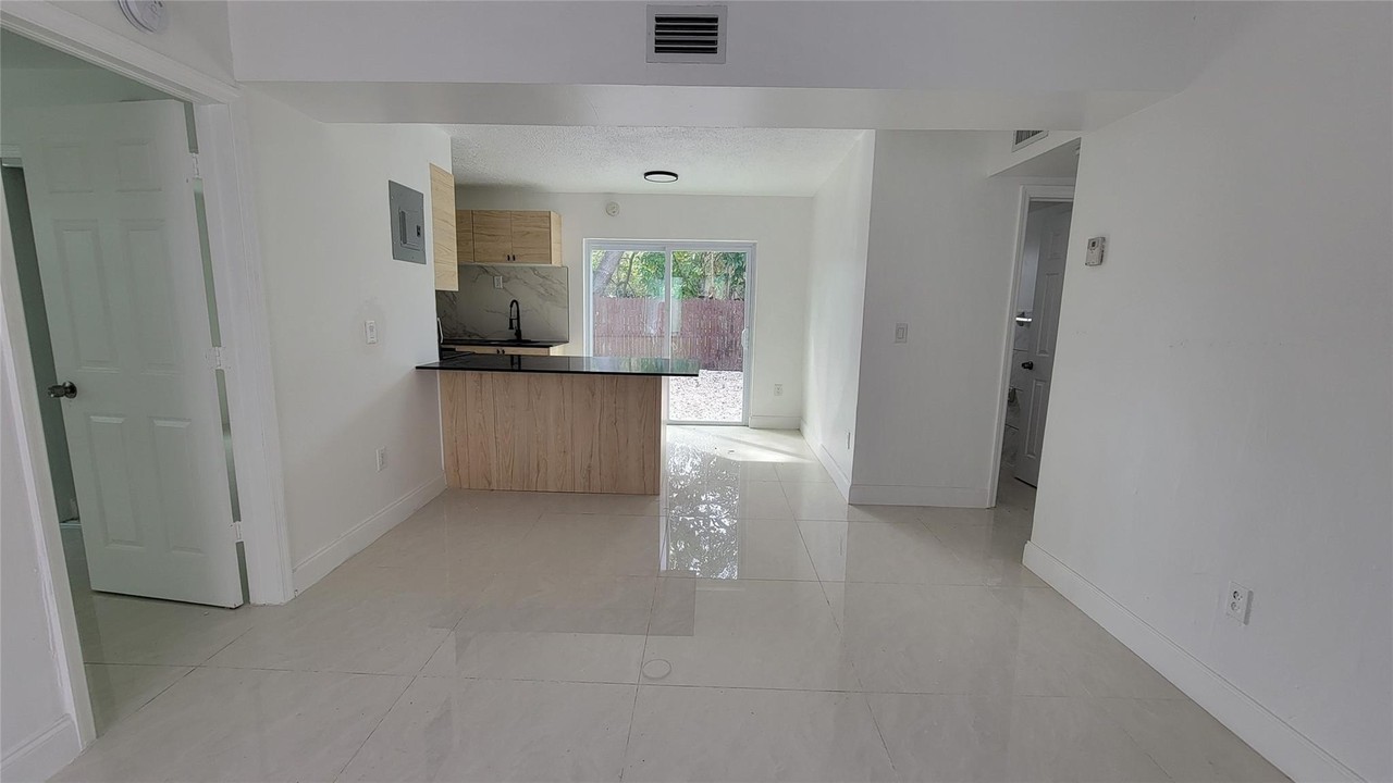 1602 Nw 24th Ct - Photo 2 of 7
