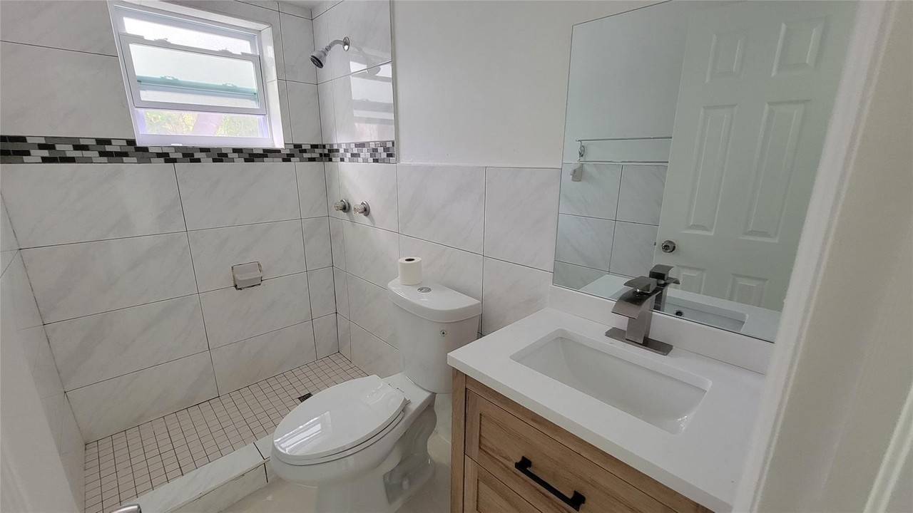 1602 Nw 24th Ct - Photo 3 of 7