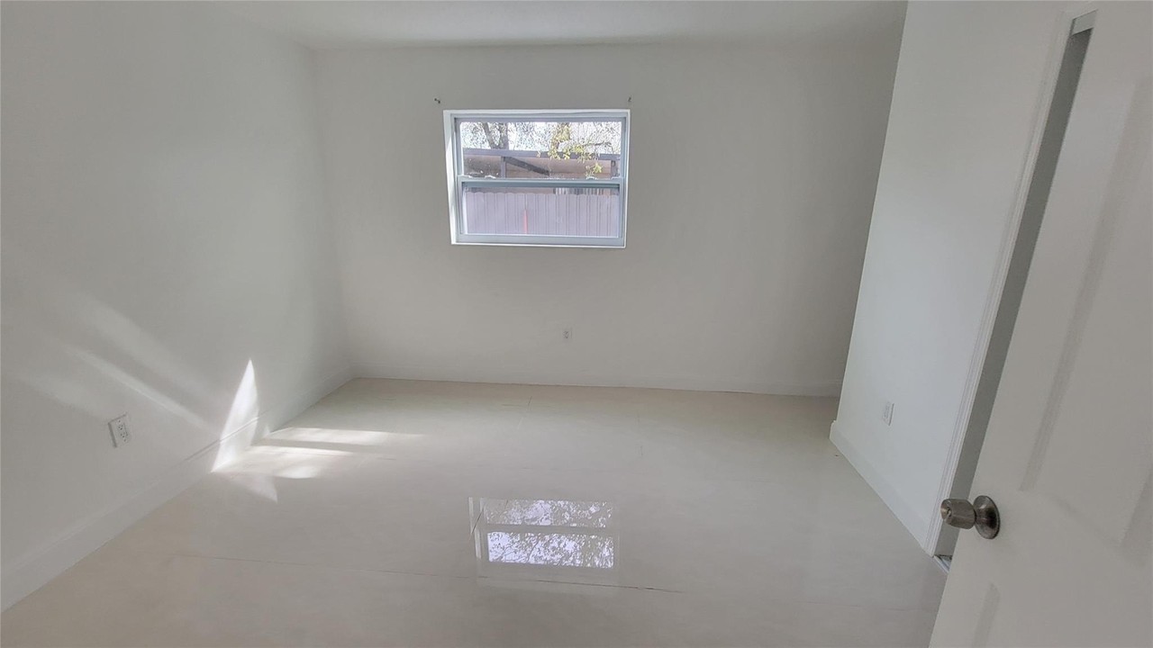 1602 Nw 24th Ct - Photo 4 of 7