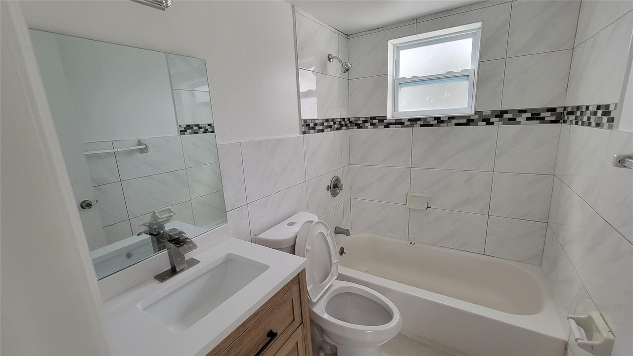 1602 Nw 24th Ct - Photo 5 of 7