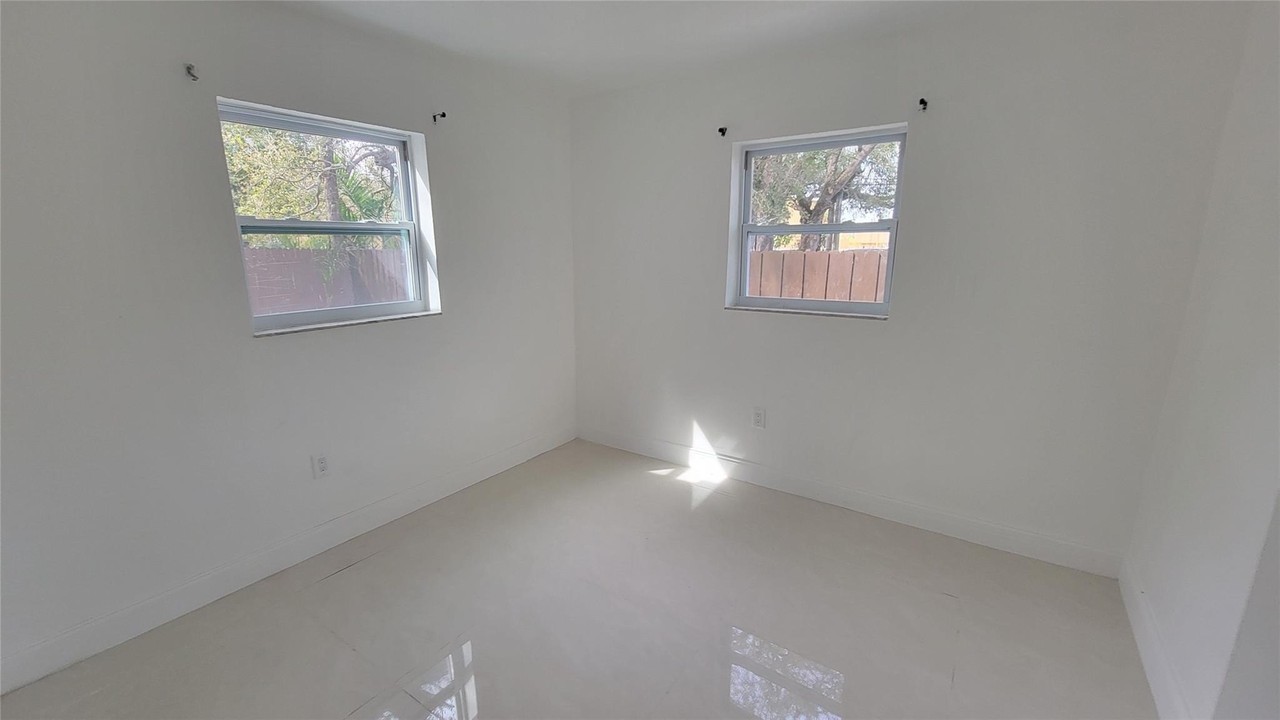 1602 Nw 24th Ct - Photo 6 of 7