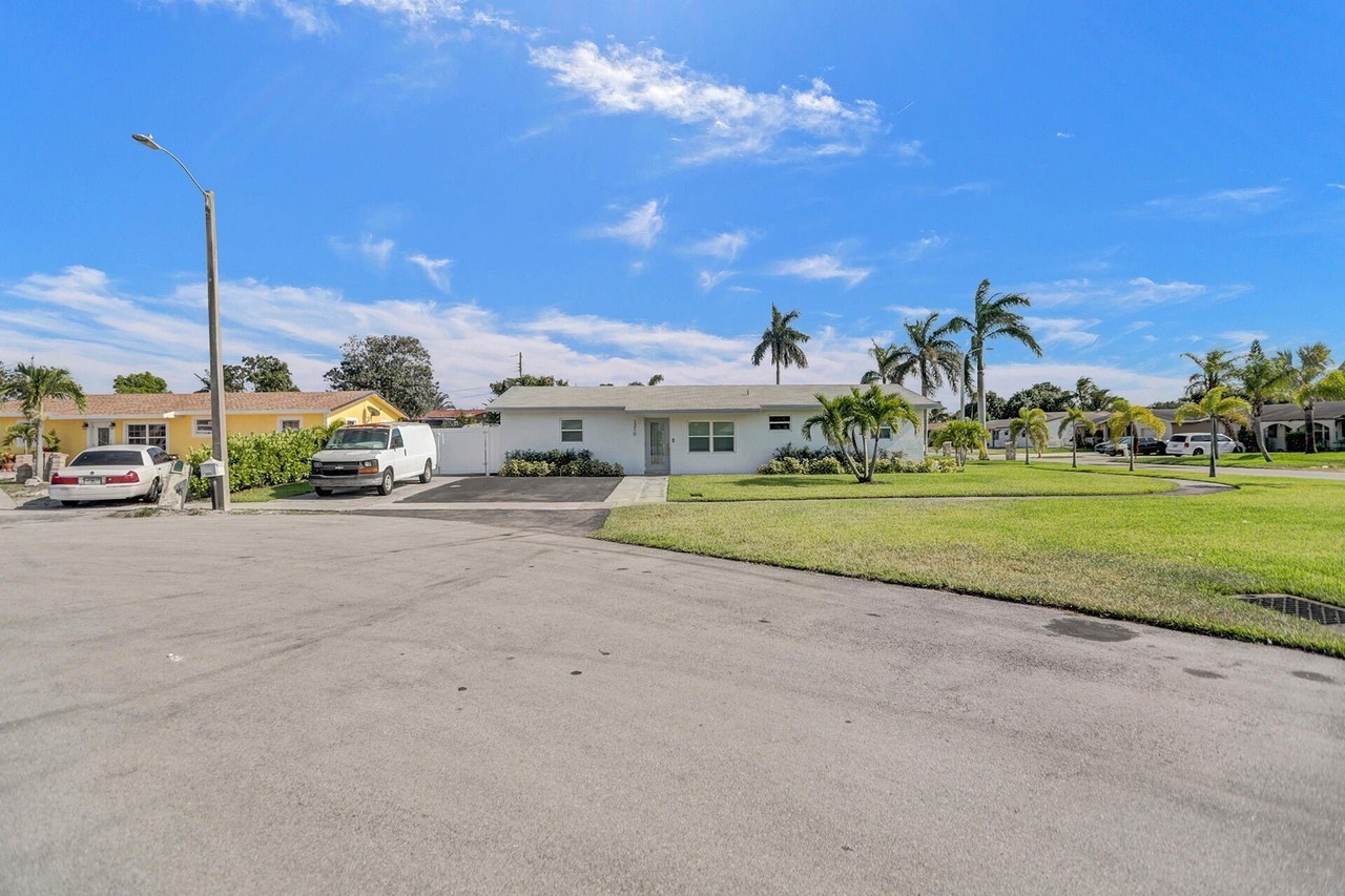 1210 Sw 10th Ter - Photo 2 of 40
