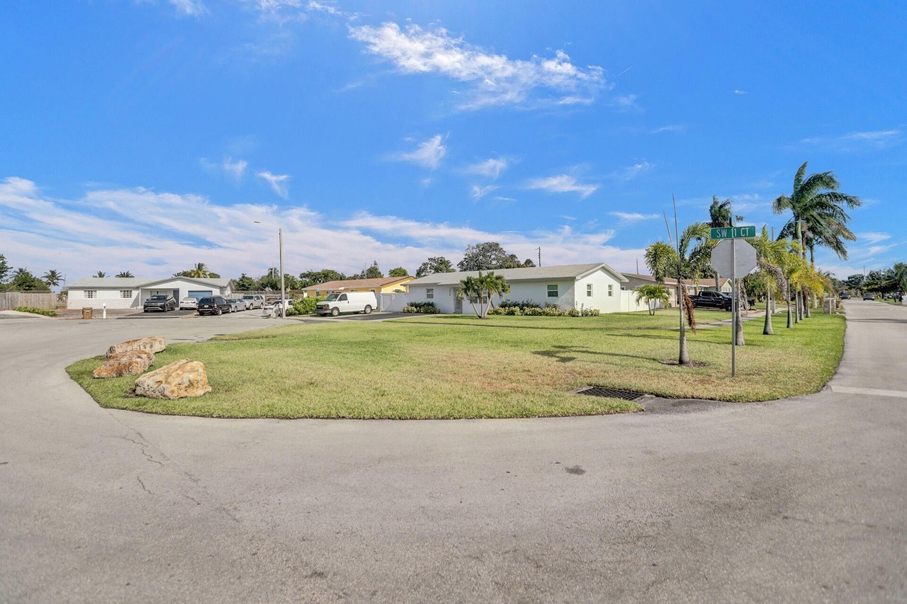 1210 Sw 10th Ter - Photo 4 of 40