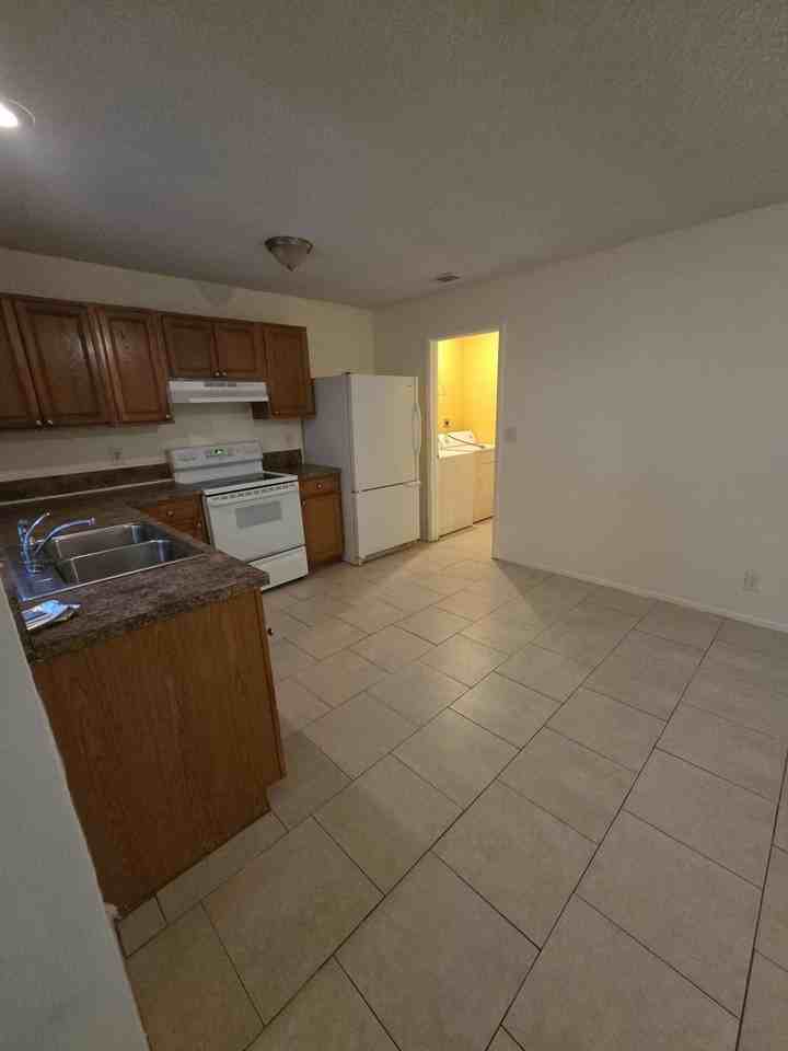 1917 Se Burgundy Ln - Photo 2 of 8