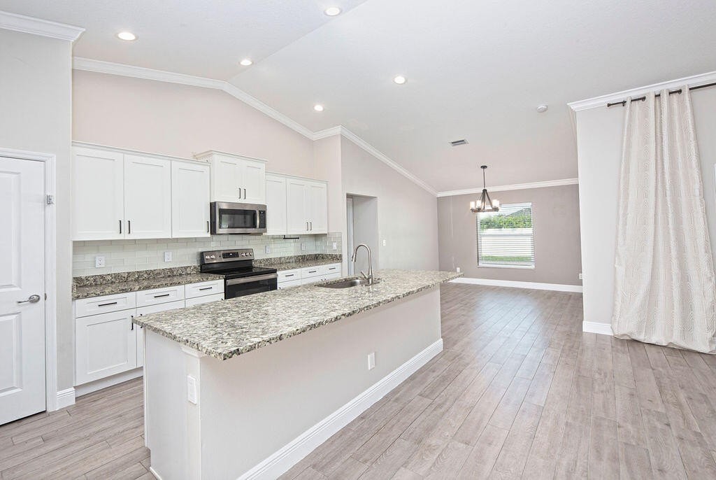 673 Sw Mchole Ave - Photo 4 of 29