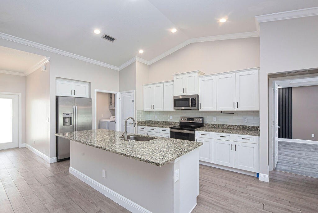 673 Sw Mchole Ave - Photo 5 of 29