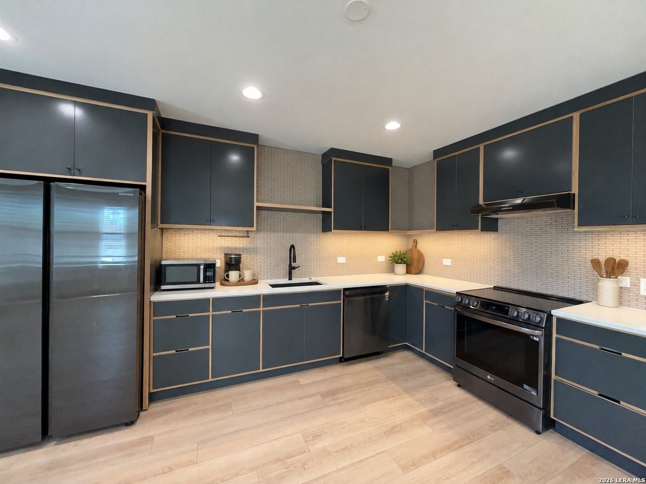 1722 S Saint Marys St #201 - Photo 4 of 28