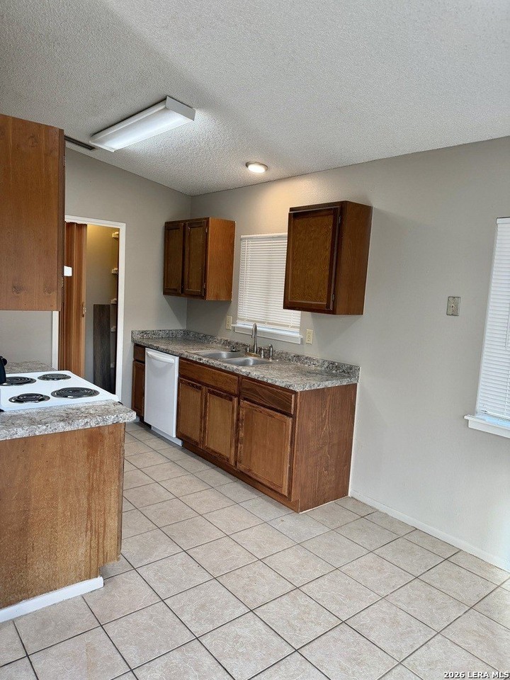 8423 8th St - Photo 3 of 11