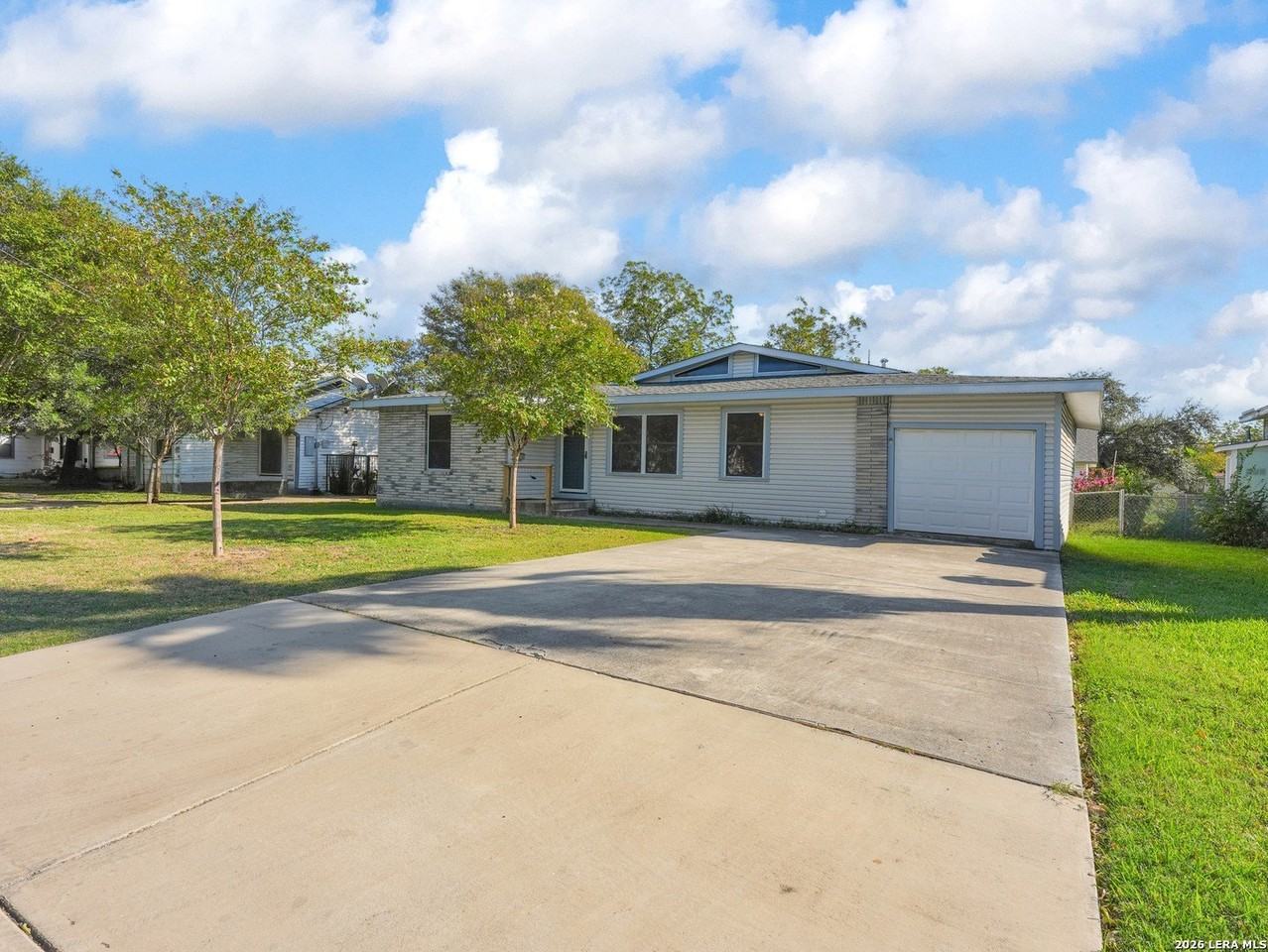 218 Eureka Dr - Photo 2 of 34