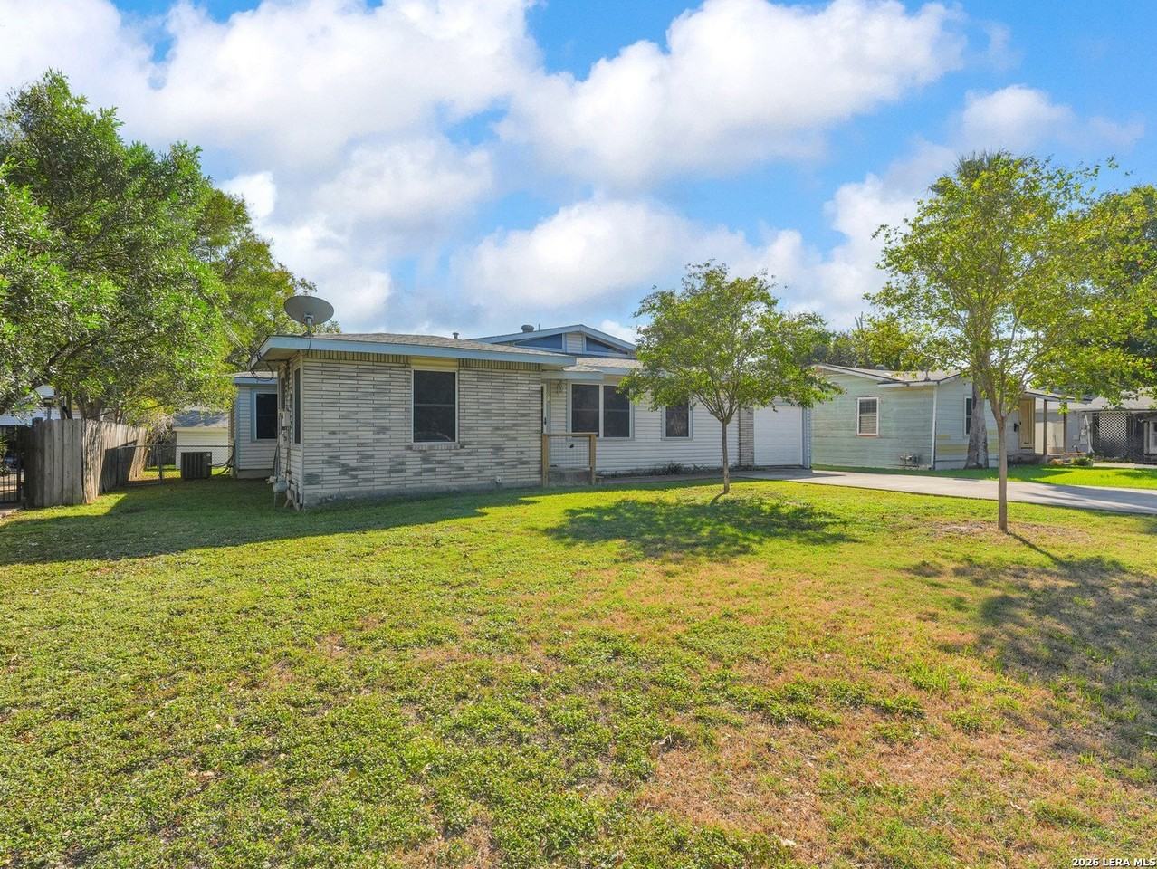 218 Eureka Dr - Photo 3 of 34