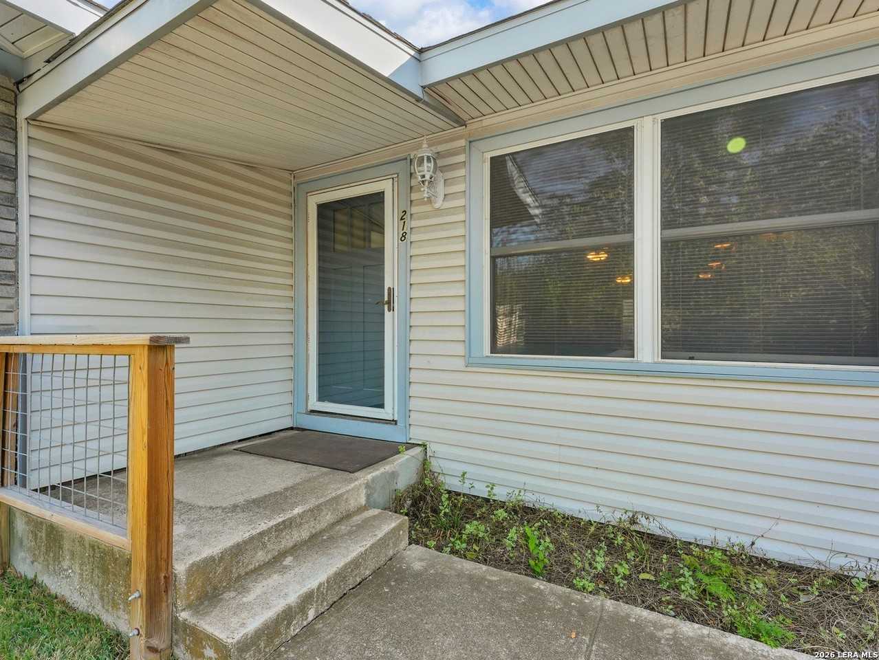 218 Eureka Dr - Photo 4 of 34
