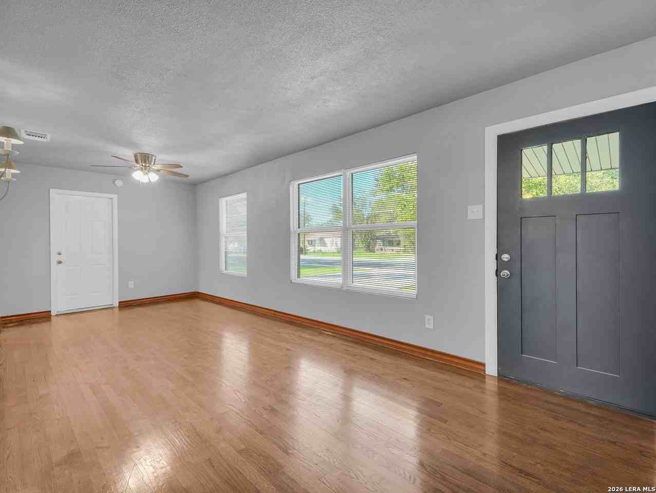 218 Eureka Dr - Photo 5 of 34