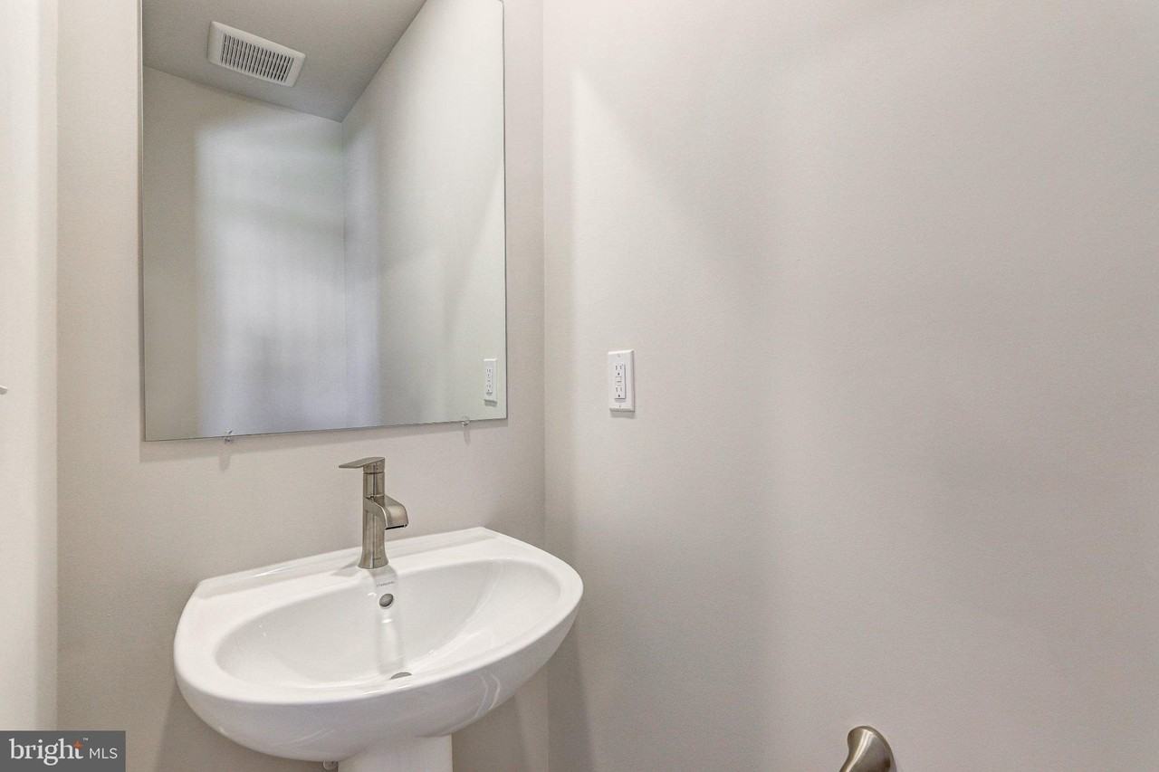 317 Hackley Dr - Photo 5 of 27