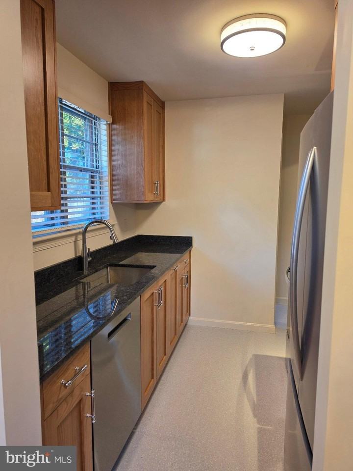 203 Whitmoor Ter - Photo 6 of 24