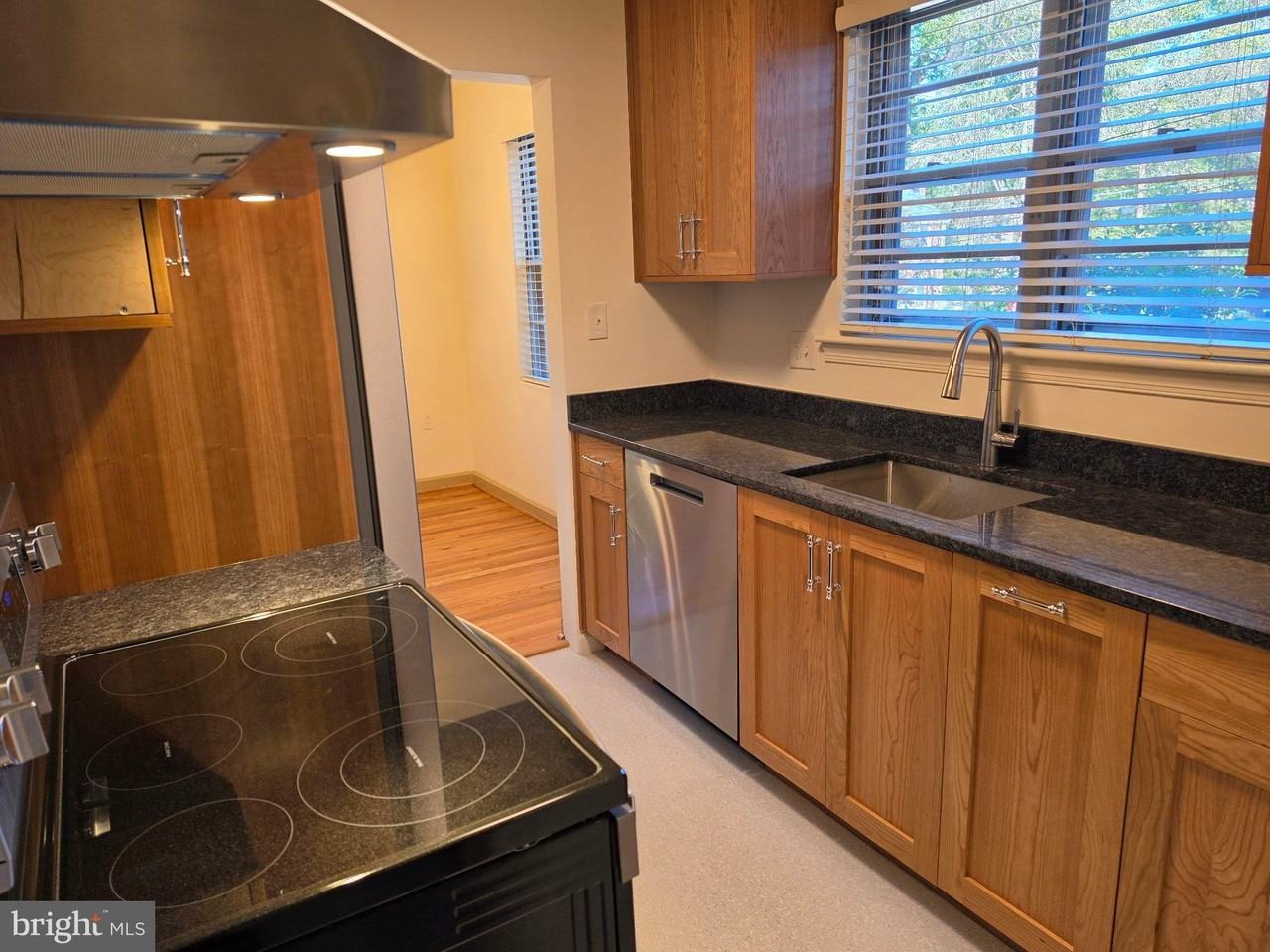 203 Whitmoor Ter - Photo 7 of 24