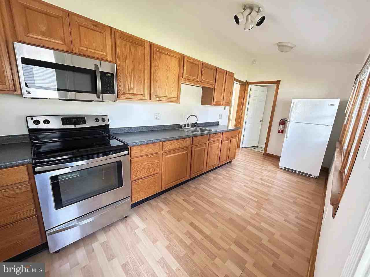271 W Merchant St #1 - Photo 2 of 15