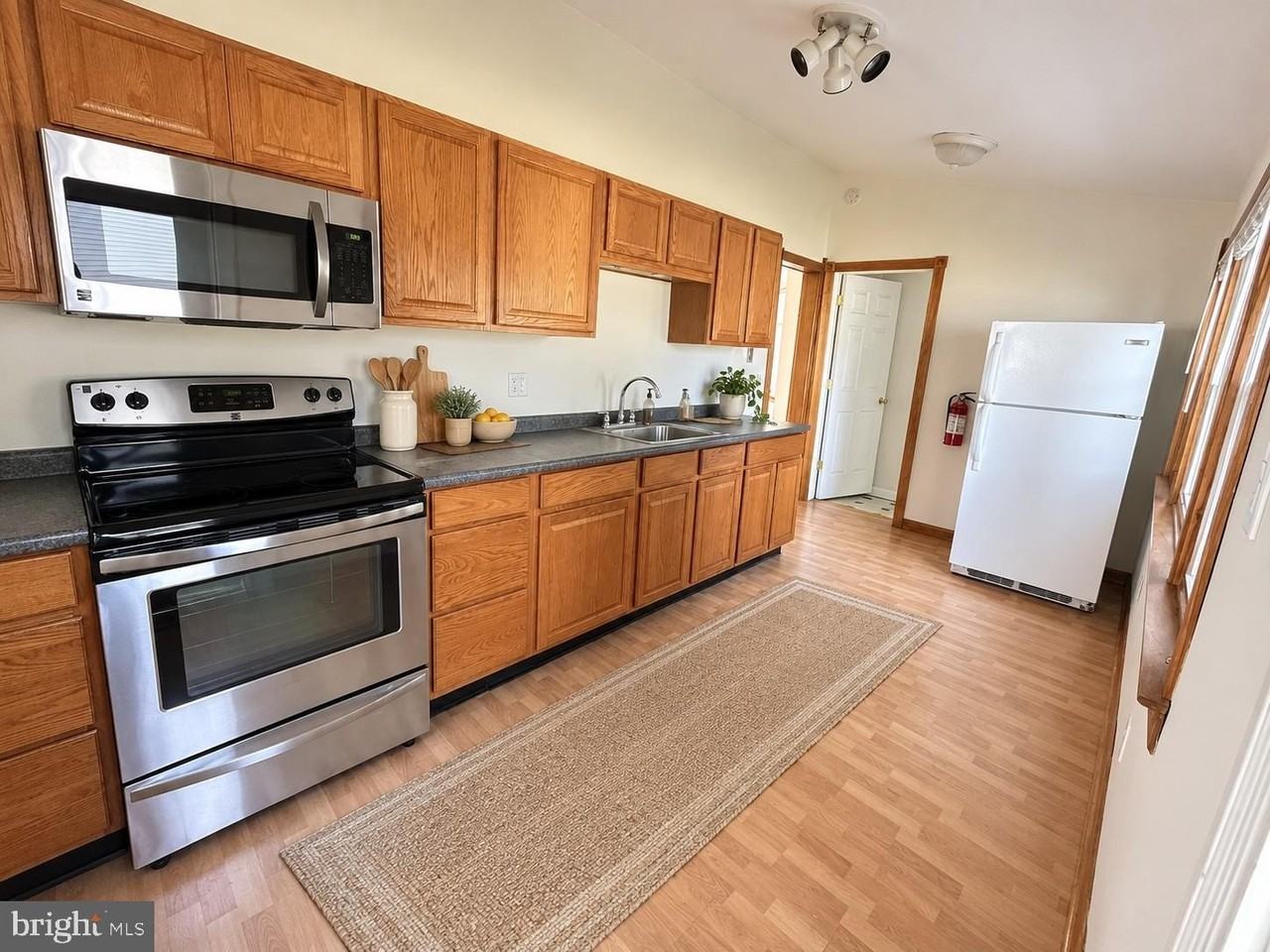 271 W Merchant St #1 - Photo 3 of 15