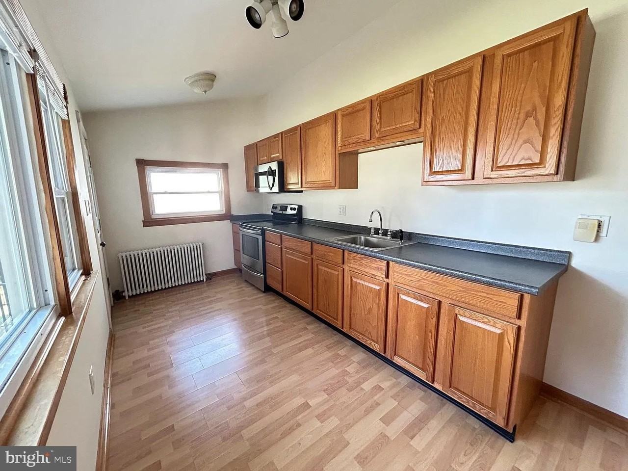 271 W Merchant St #1 - Photo 4 of 15