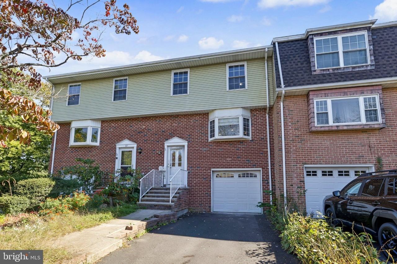 30 Trafalgar Ct - Photo 3 of 50