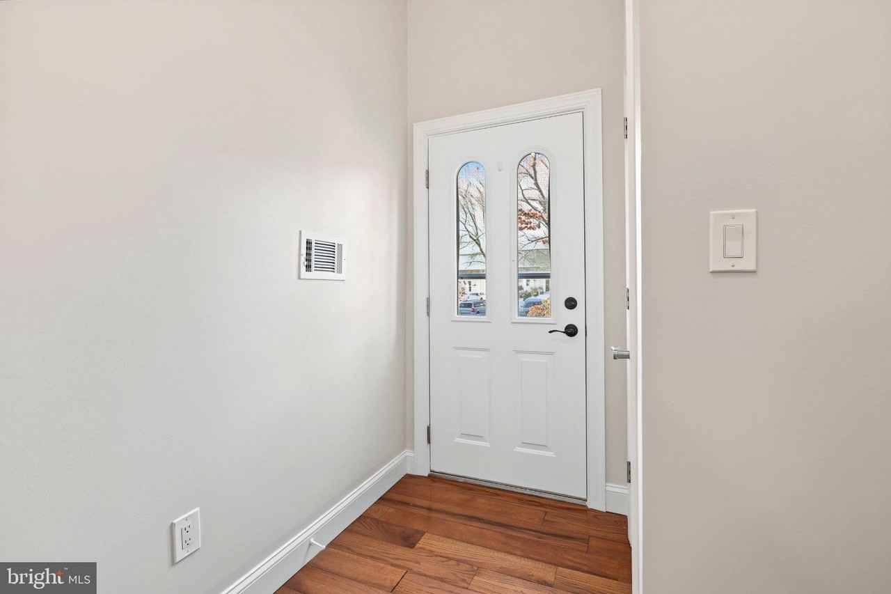 30 Trafalgar Ct - Photo 4 of 50