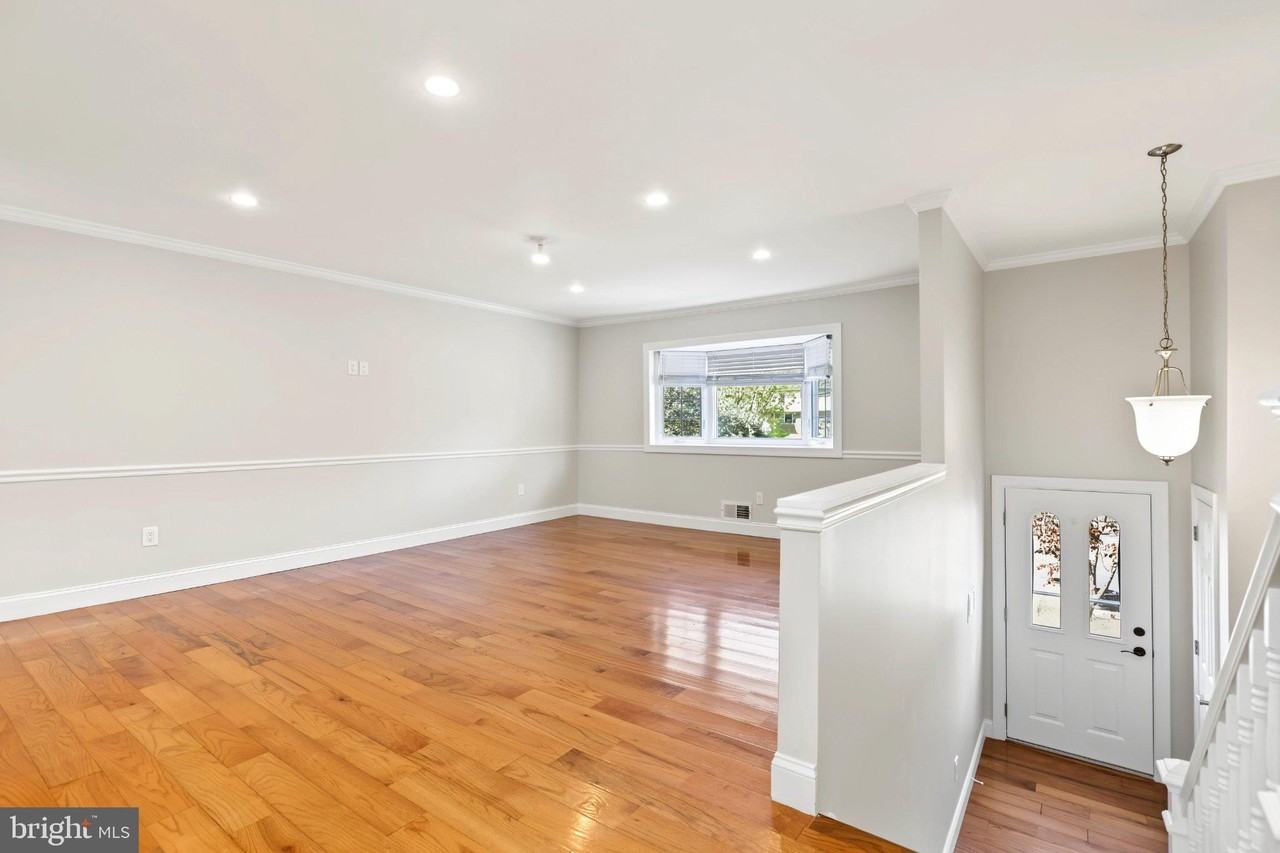 30 Trafalgar Ct - Photo 7 of 50