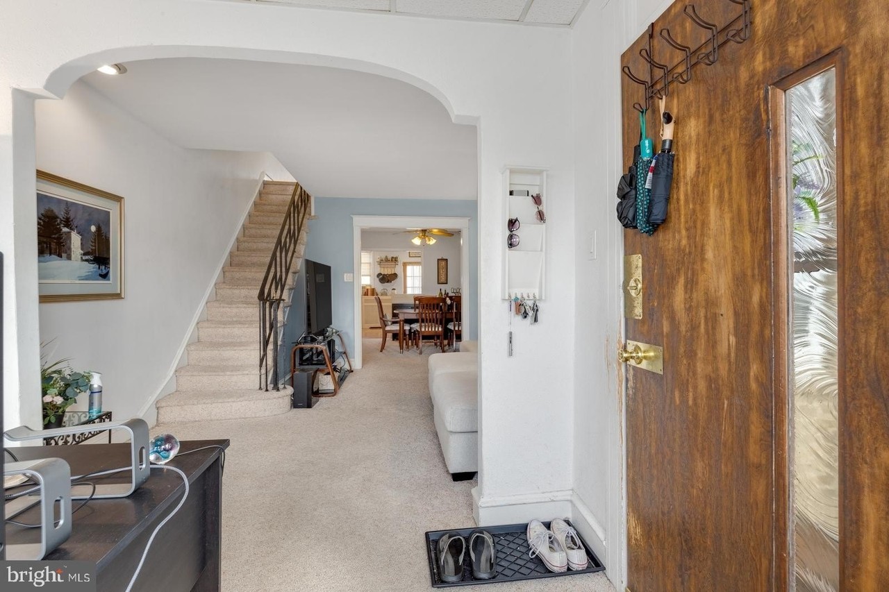 654 Jamestown St - Photo 2 of 33