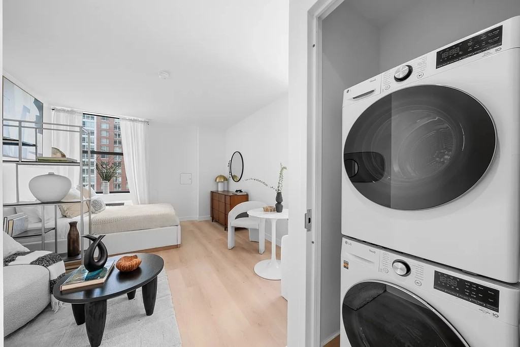 1 West Street #1519 - Photo 3 of 11