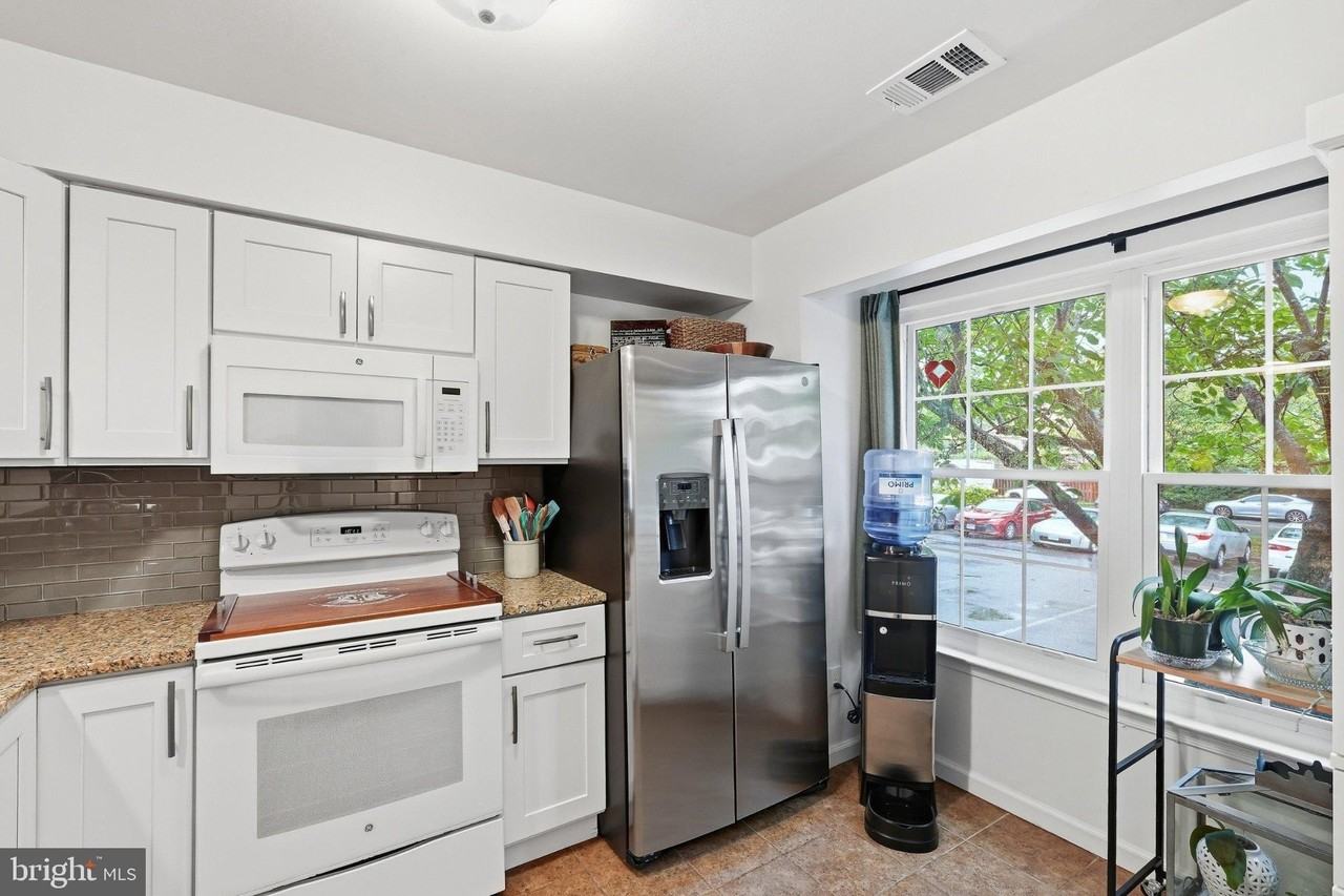 6917 Chiswick Ln - Photo 4 of 36