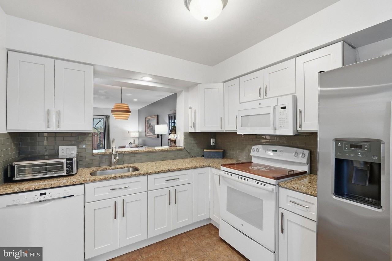 6917 Chiswick Ln - Photo 6 of 36