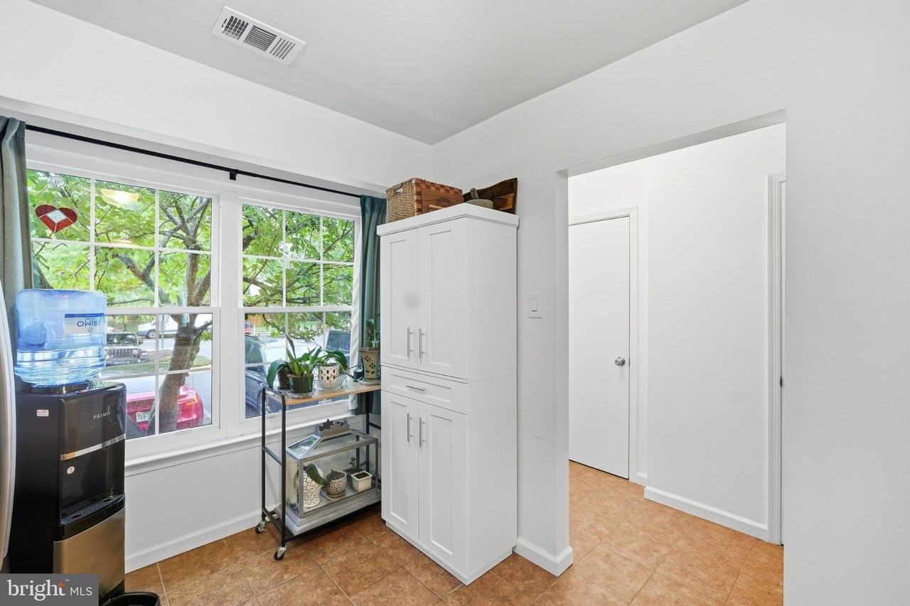 6917 Chiswick Ln - Photo 7 of 36