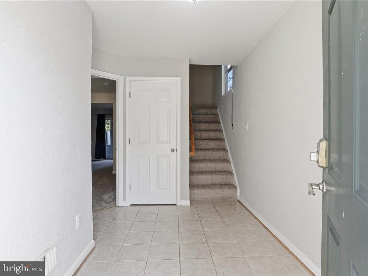 20235 Brookview Sq - Photo 3 of 34