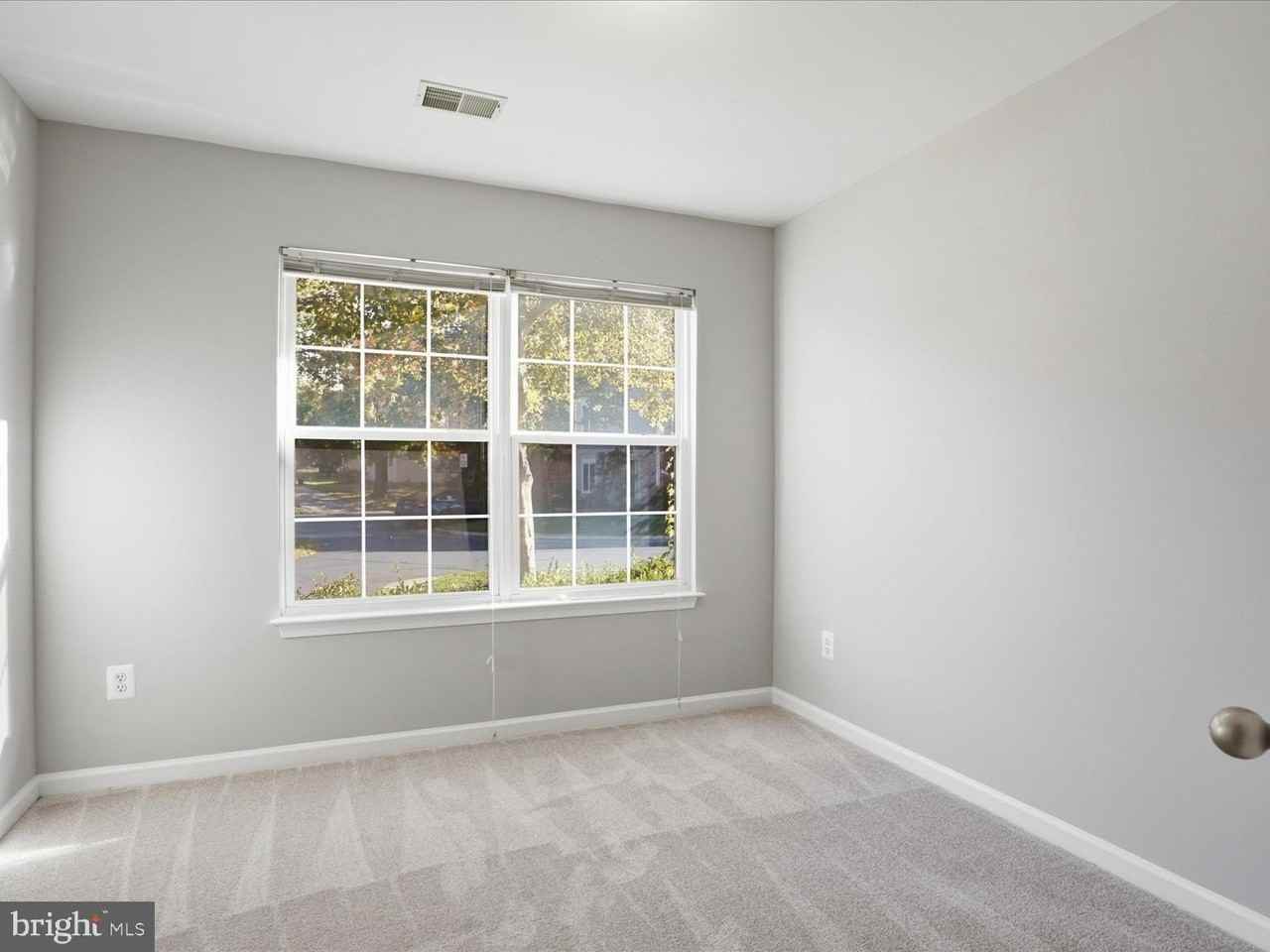 20235 Brookview Sq - Photo 4 of 34