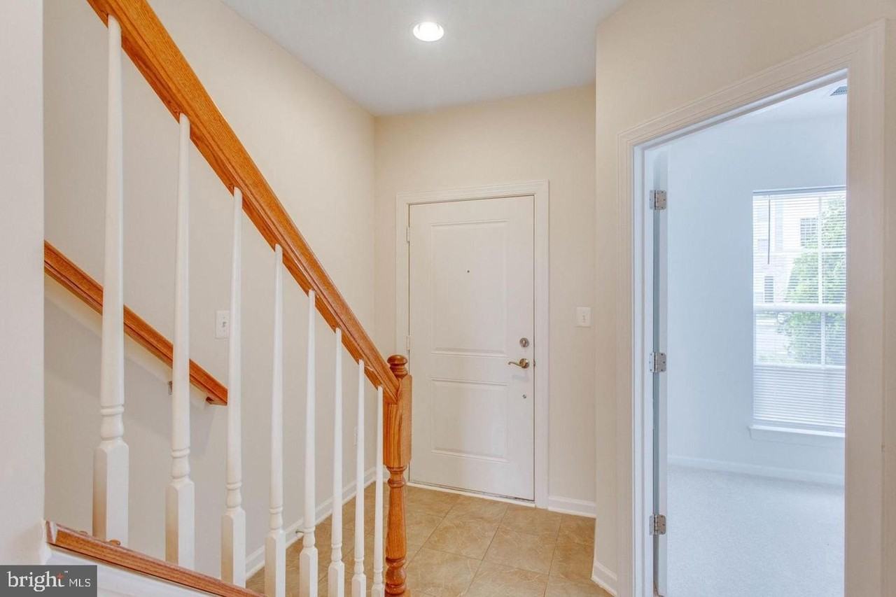 8188 Falls Grove Dr - Photo 4 of 40