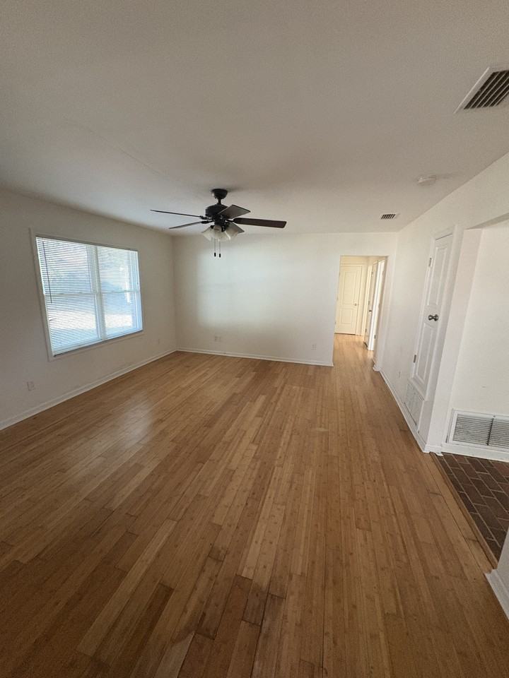 439 E Rutgers Loop - Photo 5 of 13
