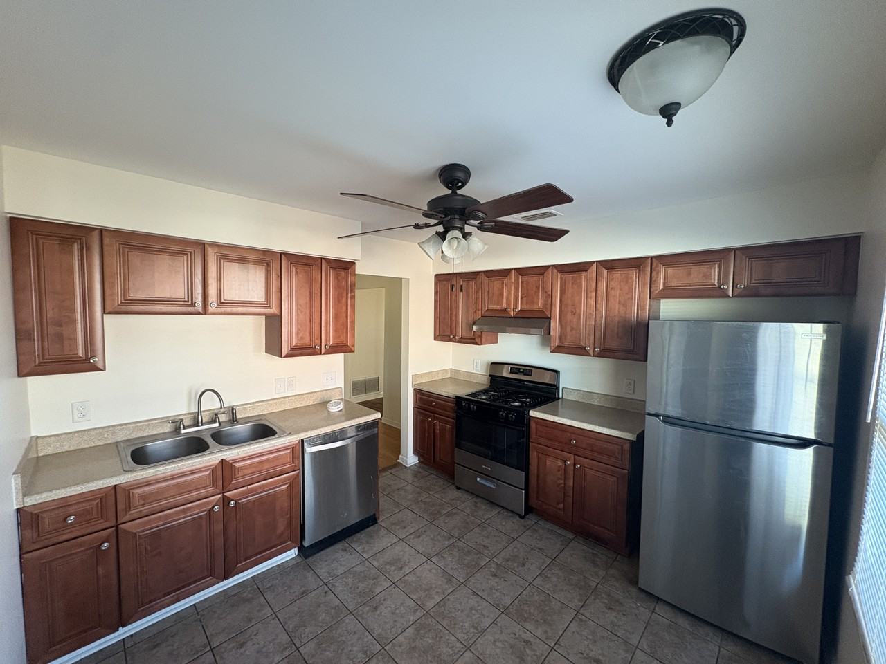 439 E Rutgers Loop - Photo 6 of 13