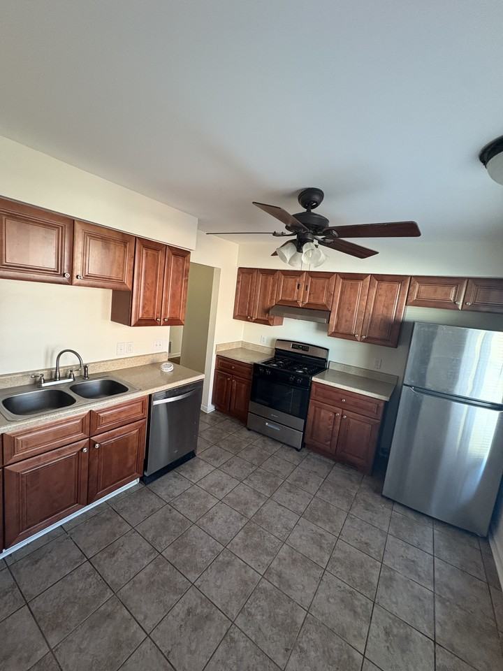 439 E Rutgers Loop - Photo 7 of 13