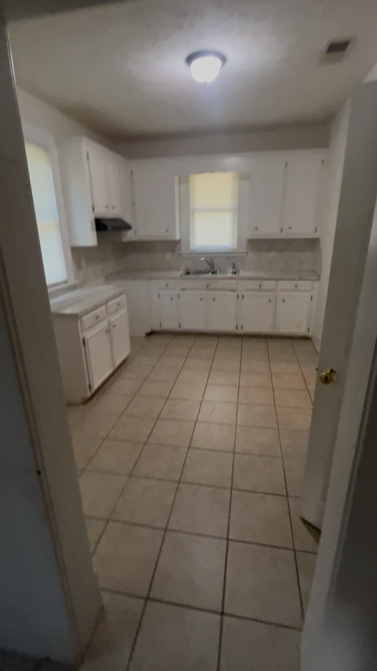 2323 10th St - Photo 4 of 5