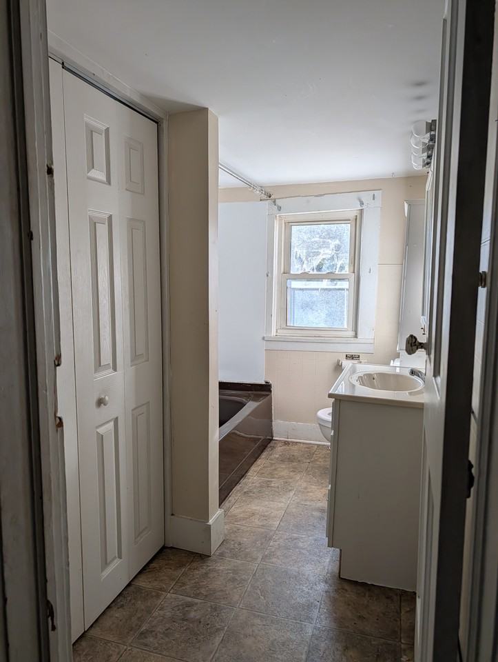 209 E Washington St #1 - Photo 3 of 6