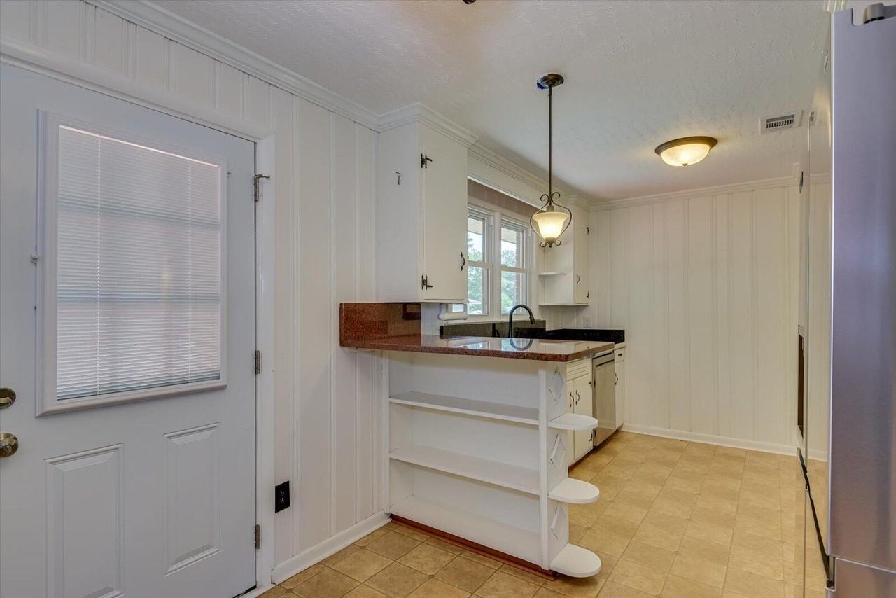 218 Pinehurst Dr - Photo 5 of 12