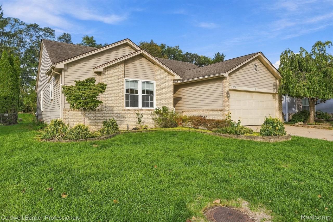 11897 Chase Blvd - Photo 2 of 34
