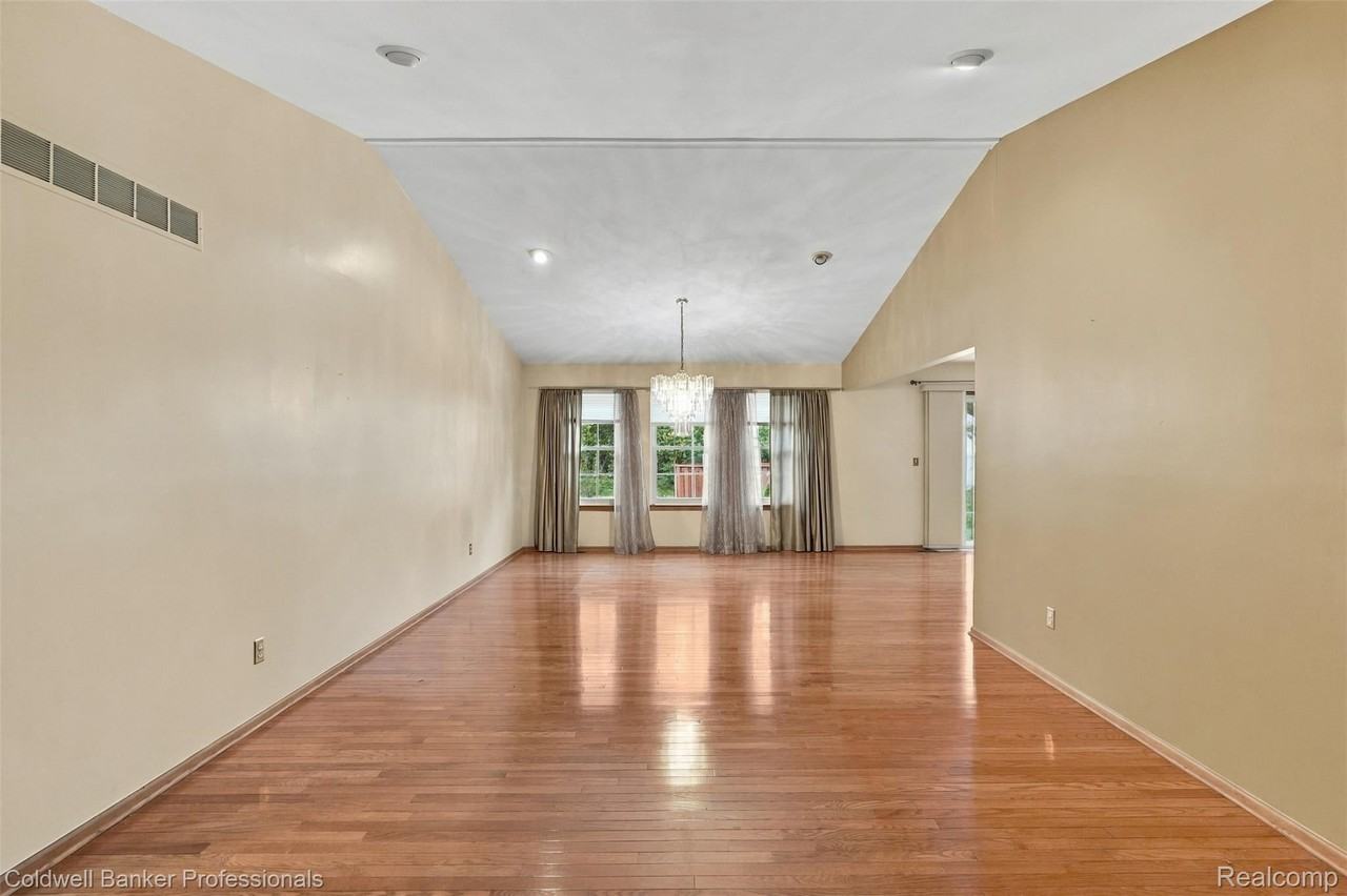 11897 Chase Blvd - Photo 3 of 34