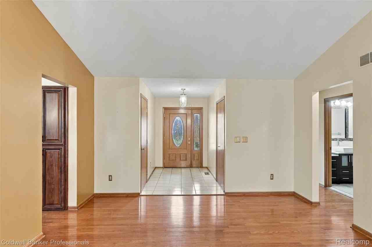 11897 Chase Blvd - Photo 4 of 34