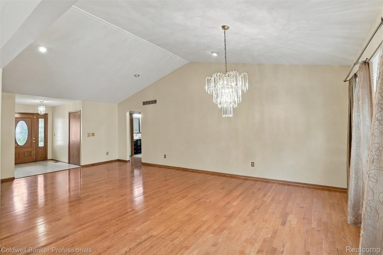 11897 Chase Blvd - Photo 5 of 34