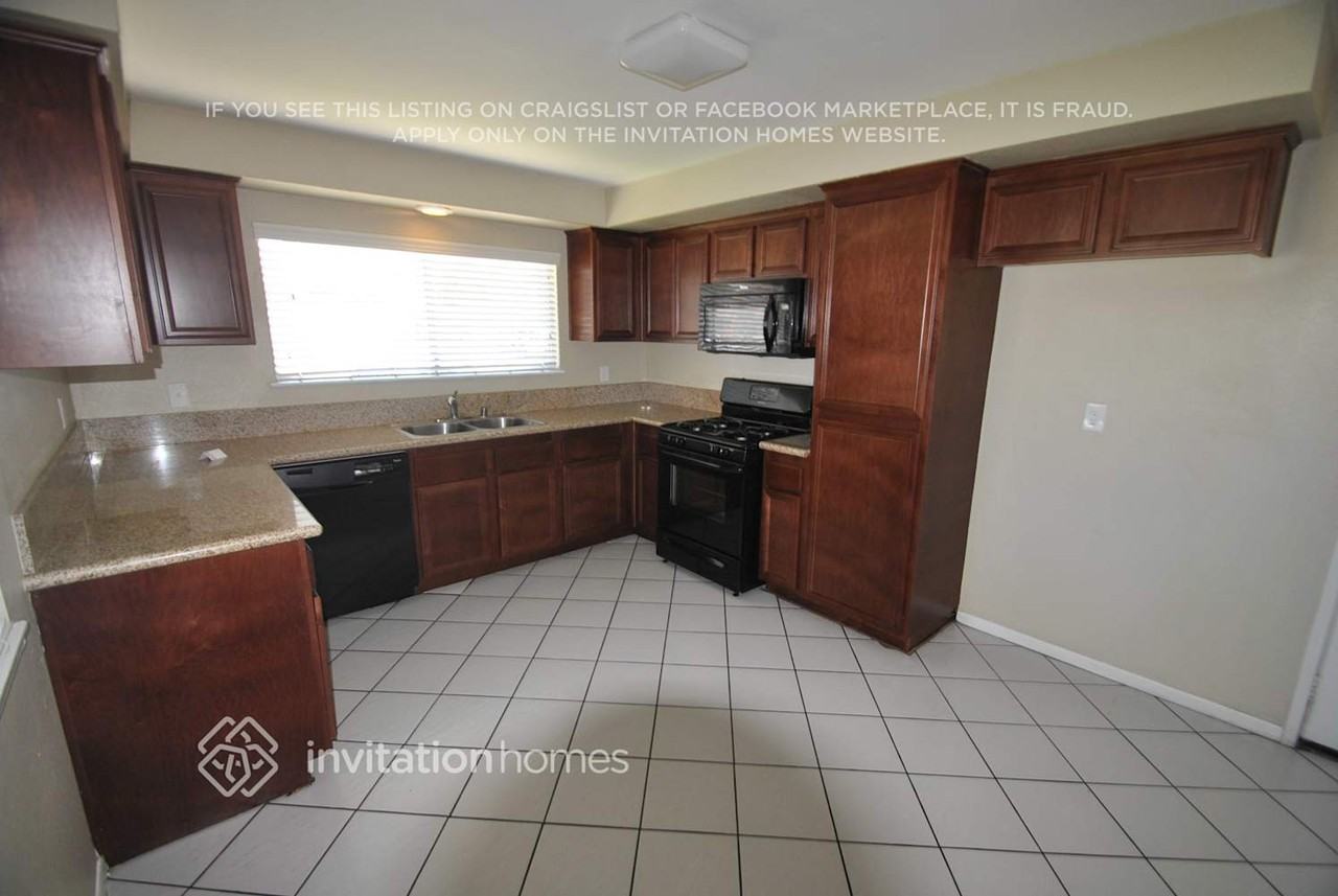 546 S Sandalwood Ave - Photo 3 of 9