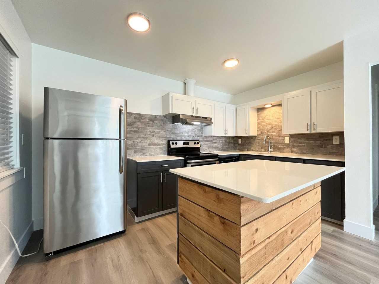 J3 Apartments - Photo 4 of 40