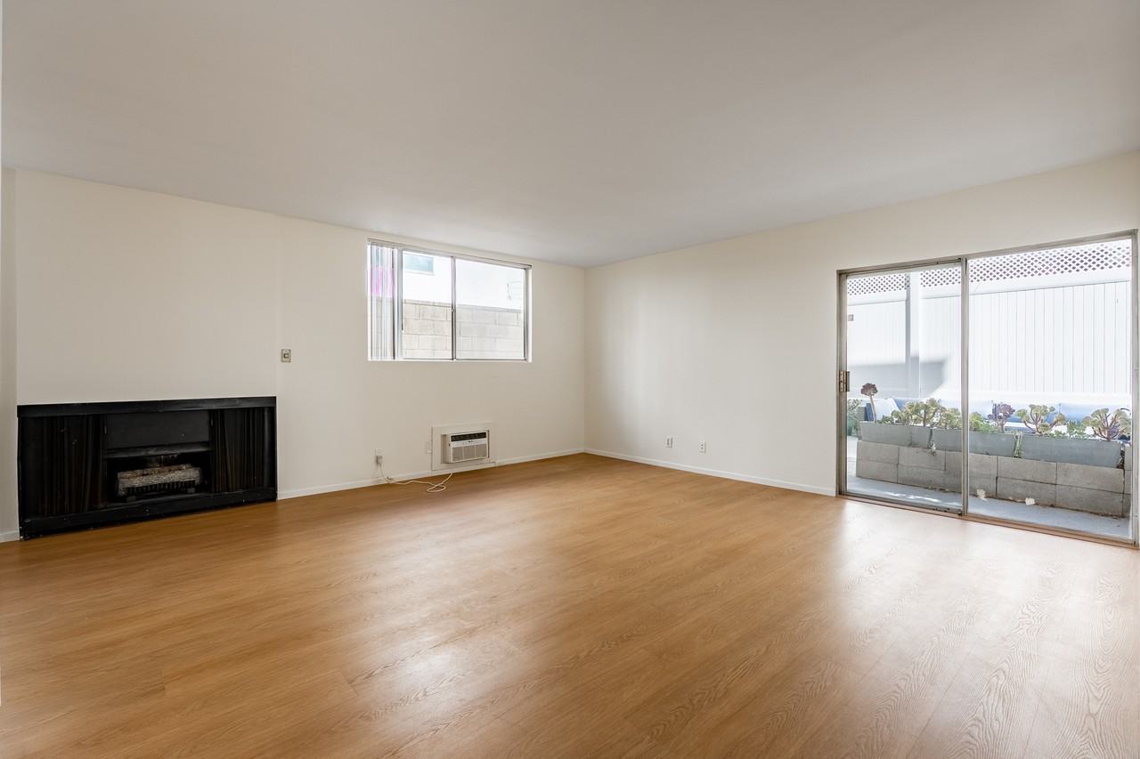 530 S Barrington Ave #111 - Photo 2 of 18
