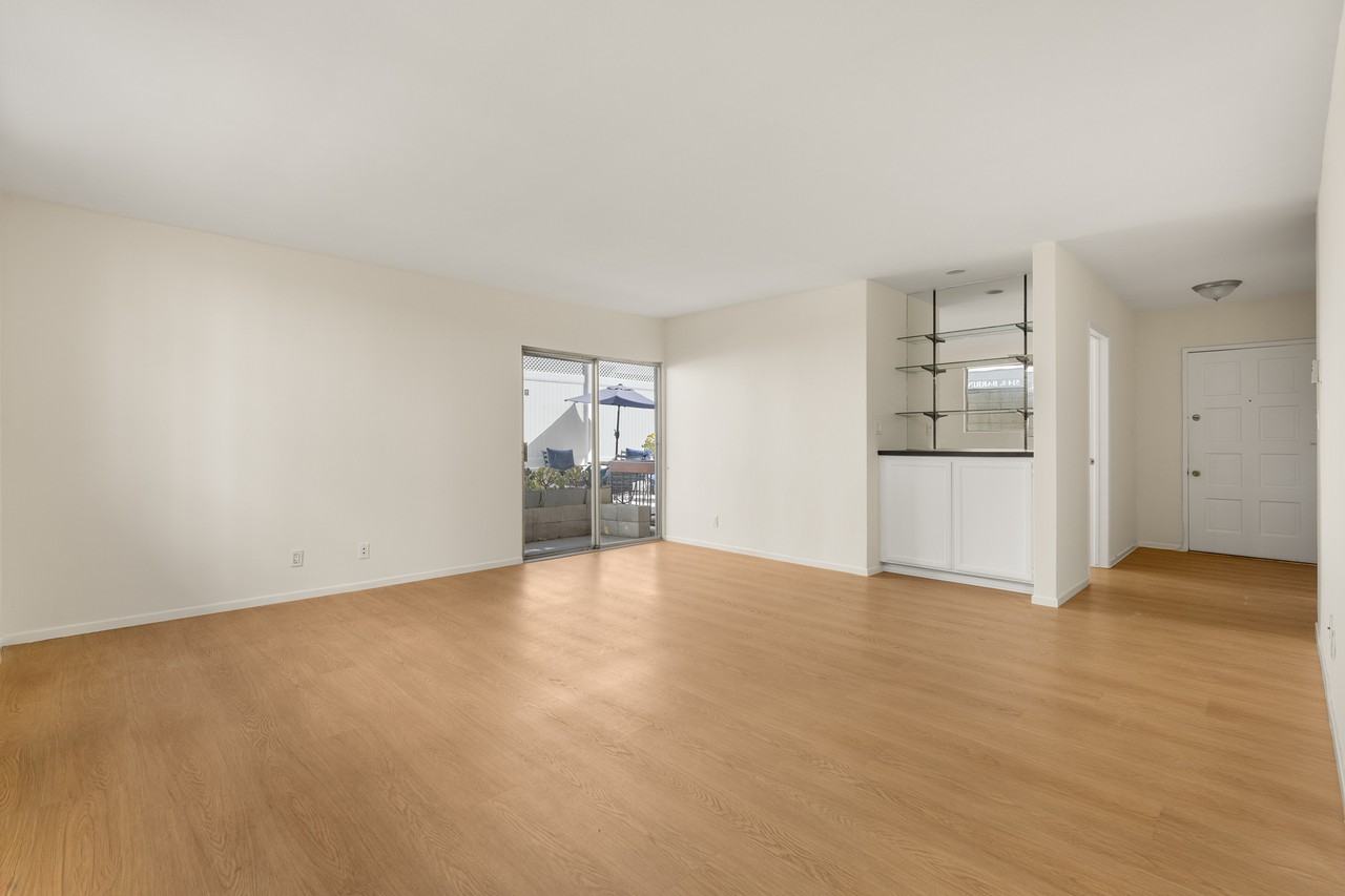 530 S Barrington Ave #111 - Photo 3 of 18